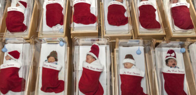 У США лікарня виписує новонароджених у різдвяних шкарпетках (+Відео та фото)
