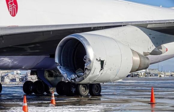 Відео дня: китайський «Боїнг-747» таранить вантажні контейнери в аеропорту Чикаго