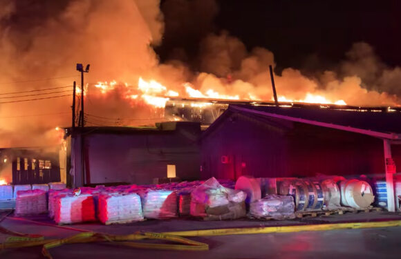 У Північній Кароліні тисячі людей були змушені евакуюватися через пожежу, що охопила добривний завод