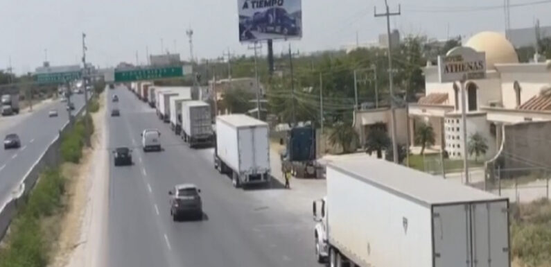 Сотні фур чекають перетину американо-мексиканського кордону