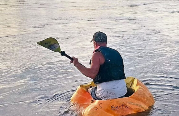 Чоловік намагався побити рекорд Гіннесса, пропливши річкою в гарбузі
