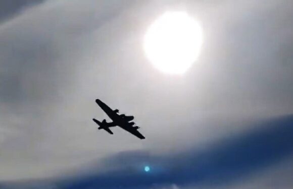 На авіашоу в Техасі в бомбардувальник часів Другої світової війни влетів інший літак