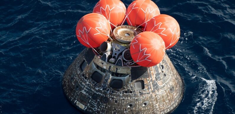 Місячна місія «Оріона» закінчена. В НАСА показали унікальні кадри приводнення космічного корабля