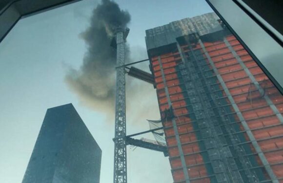 У Нью-Йорку будівельний кран спалахнув і впав на вулицю в годину пік (+ВІДЕО)