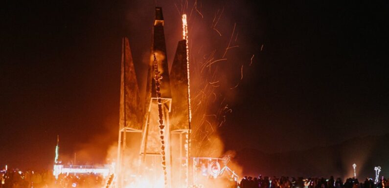 Першою скульптурою, яку спалили на фестивалі Burning Man-2023, був український фенікс